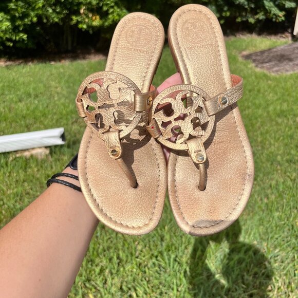 Tory Burch Tumbled Miller Leather Thong Sandals in Metallic Gold Size 8M - Picture 1 of 11